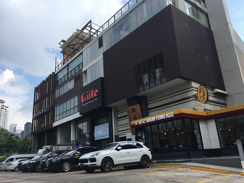 shop stands on the right side of piman49